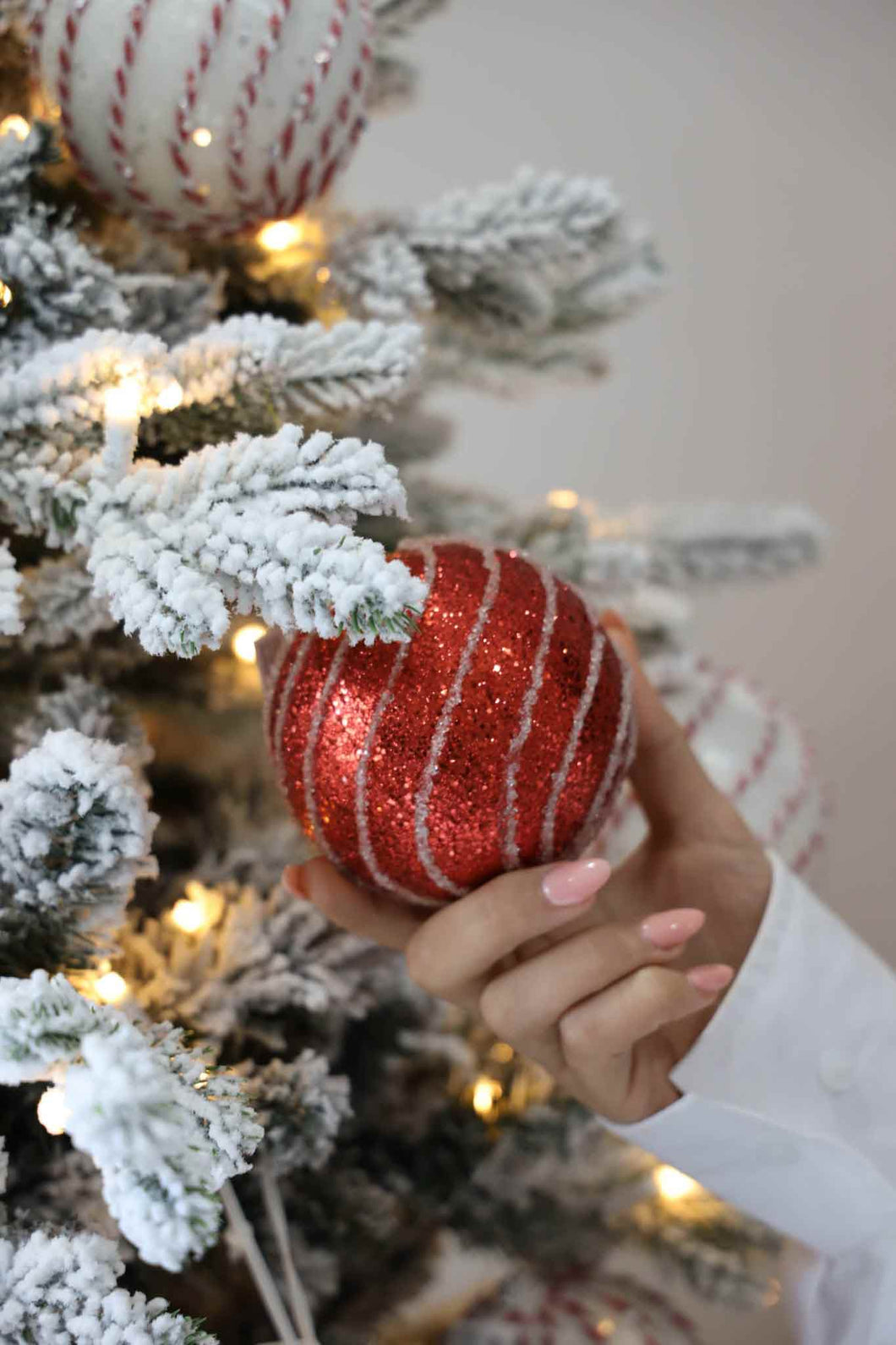 Red_and_White_Sugar_Swirl_Bauble
